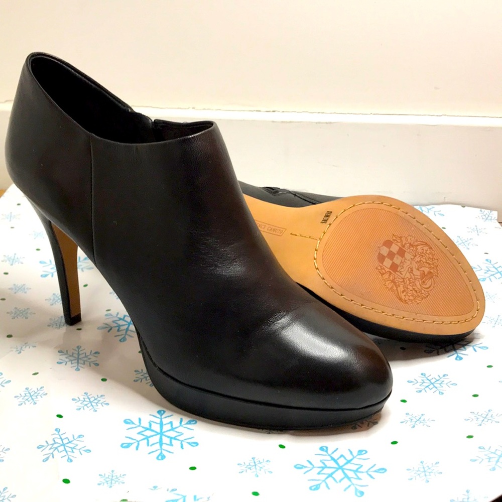 VC Elvin Black Leather Bootie, Size 8.5M